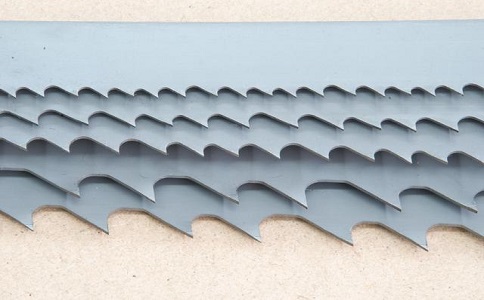 房山带锯床上的钢丝刷，对于带锯条的重要性
